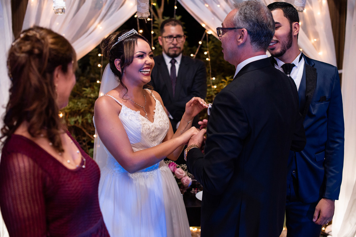 Casamento, casamento em são paulo, casamento em cotia, casamento em osasco, Cerimonia de casamento, Vestido de noiva. terno do noivo. casamento na salão. fotos de casamento. Espaço mosaico, aliança, troca de alianças