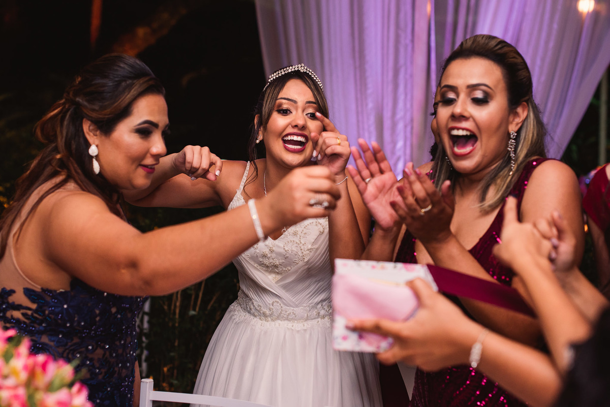 Casamento, casamento em são paulo, casamento em cotia, casamento em osasco, Cerimonia de casamento, Vestido de noiva. terno do noivo. casamento na salão. fotos de casamento. Espaço mosaico, sapatinho da noiva, gravada do noivo, gravata, sapatinho