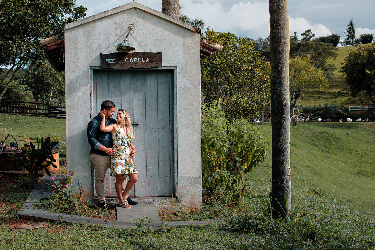 Ensaio pre casamento, pre wedding, emporio tapera grande, prewedding na fazenda, pre wedding com dog, pre wedding com cachorro, ensaio com caozinho, yorkshare, mini yorkshare. amor por cao, noivos itatiba, ideias para pre wedding. dicas para pre wedding.