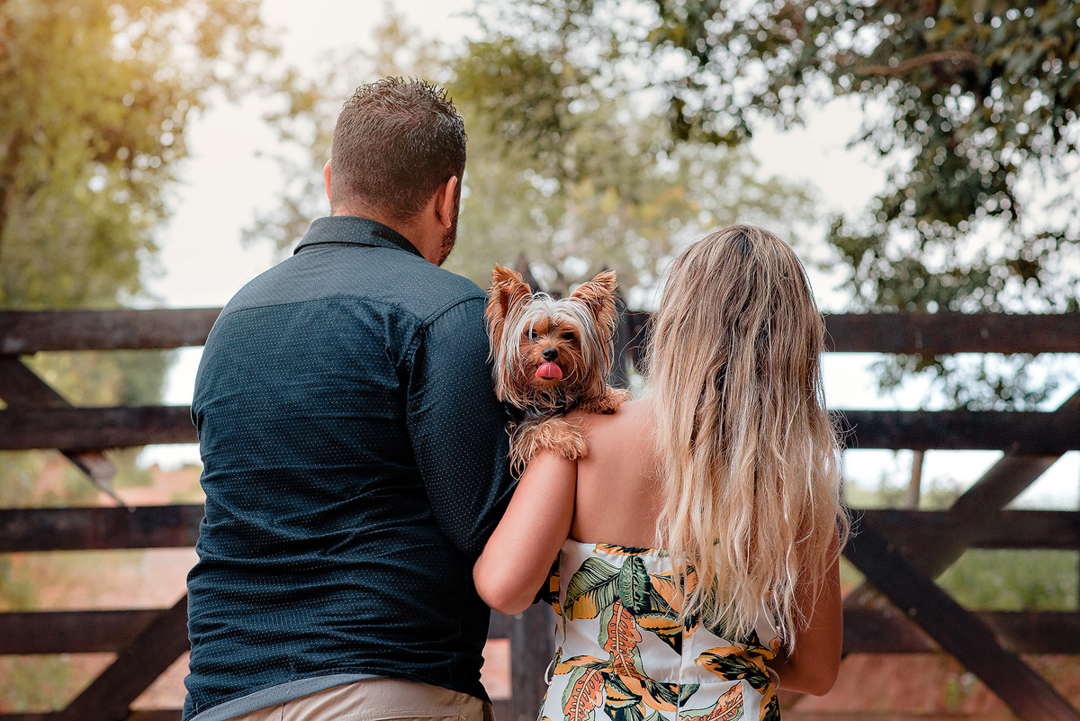 Ensaio pre casamento, pre wedding, emporio tapera grande, prewedding na fazenda, pre wedding com dog, pre wedding com cachorro, ensaio com caozinho, yorkshare, mini yorkshare. amor por cao, noivos itatiba, ideias para pre wedding. dicas para pre wedding.