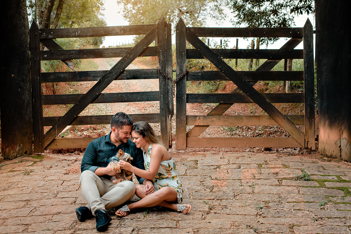 Ensaio pre casamento, pre wedding, emporio tapera grande, prewedding na fazenda, pre wedding com dog, pre wedding com cachorro, ensaio com caozinho, yorkshare, mini yorkshare. amor por cao, noivos itatiba, ideias para pre wedding. dicas para pre wedding.