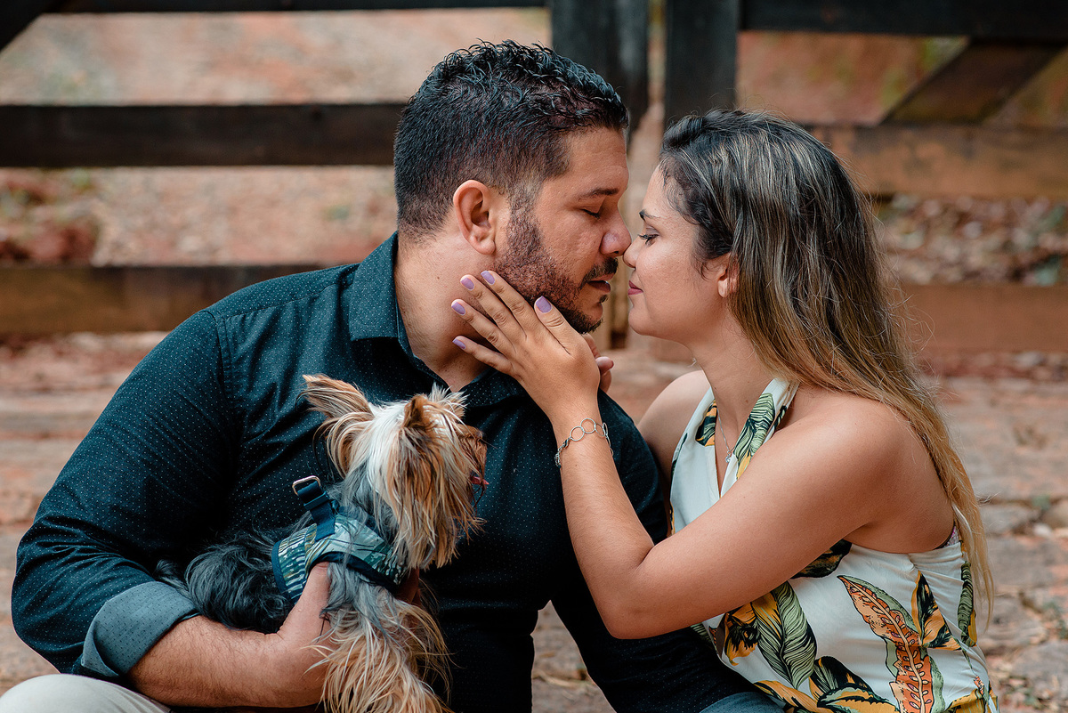 Ensaio pre casamento, pre wedding, emporio tapera grande, prewedding na fazenda, pre wedding com dog, pre wedding com cachorro, ensaio com caozinho, yorkshare, mini yorkshare. amor por cao, noivos itatiba, ideias para pre wedding. dicas para pre wedding.