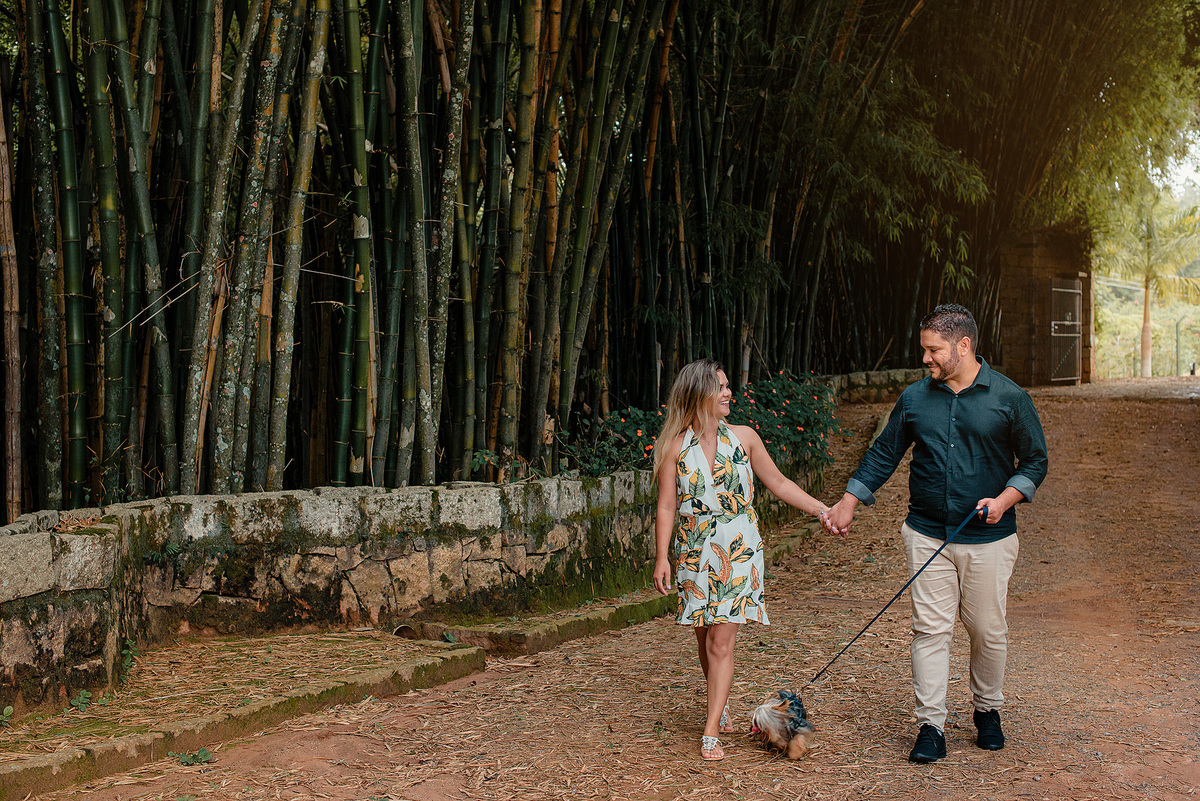 Ensaio pre casamento, pre wedding, emporio tapera grande, prewedding na fazenda, pre wedding com dog, pre wedding com cachorro, ensaio com caozinho, yorkshare, mini yorkshare. amor por cao, noivos itatiba, ideias para pre wedding. dicas para pre wedding.