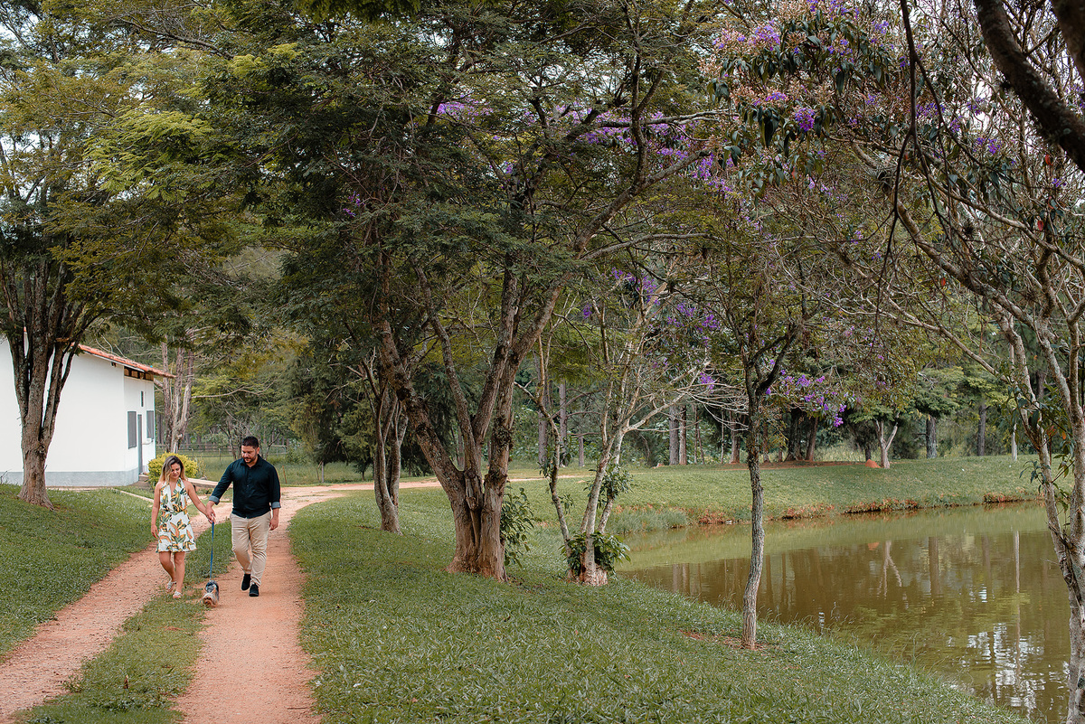 Ensaio pre casamento, pre wedding, emporio tapera grande, prewedding na fazenda, pre wedding com dog, pre wedding com cachorro, ensaio com caozinho, yorkshare, mini yorkshare. amor por cao, noivos itatiba, ideias para pre wedding. dicas para pre wedding.