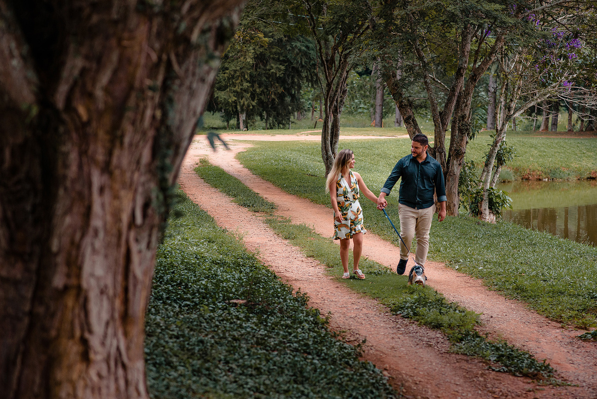 Ensaio pre casamento, pre wedding, emporio tapera grande, prewedding na fazenda, pre wedding com dog, pre wedding com cachorro, ensaio com caozinho, yorkshare, mini yorkshare. amor por cao, noivos itatiba, ideias para pre wedding. dicas para pre wedding.