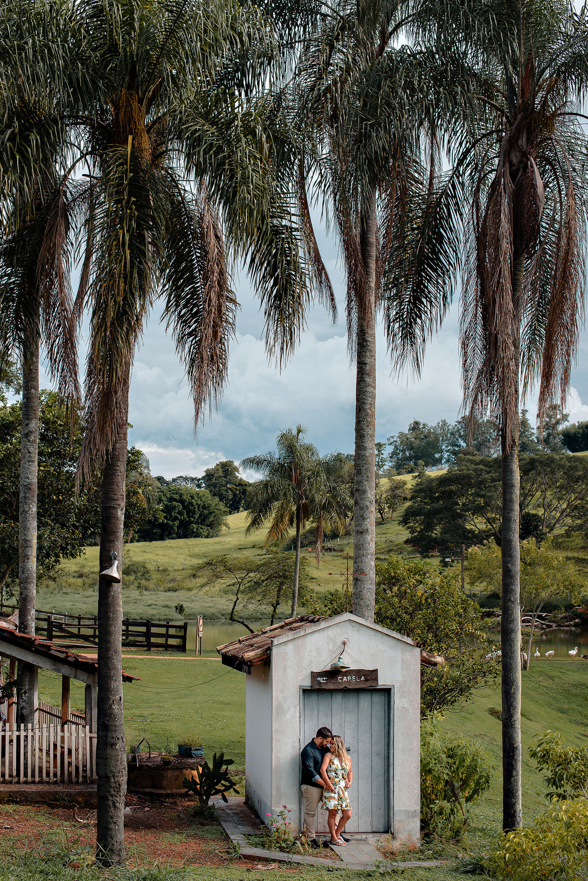 Ensaio pre casamento, pre wedding, emporio tapera grande, prewedding na fazenda, pre wedding com dog, pre wedding com cachorro, ensaio com caozinho, yorkshare, mini yorkshare. amor por cao, noivos itatiba, ideias para pre wedding. dicas para pre wedding.