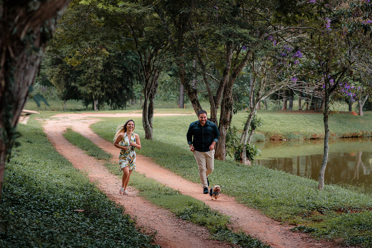 Ensaio pre casamento, pre wedding, emporio tapera grande, prewedding na fazenda, pre wedding com dog, pre wedding com cachorro, ensaio com caozinho, yorkshare, mini yorkshare. amor por cao, noivos itatiba, ideias para pre wedding. dicas para pre wedding.