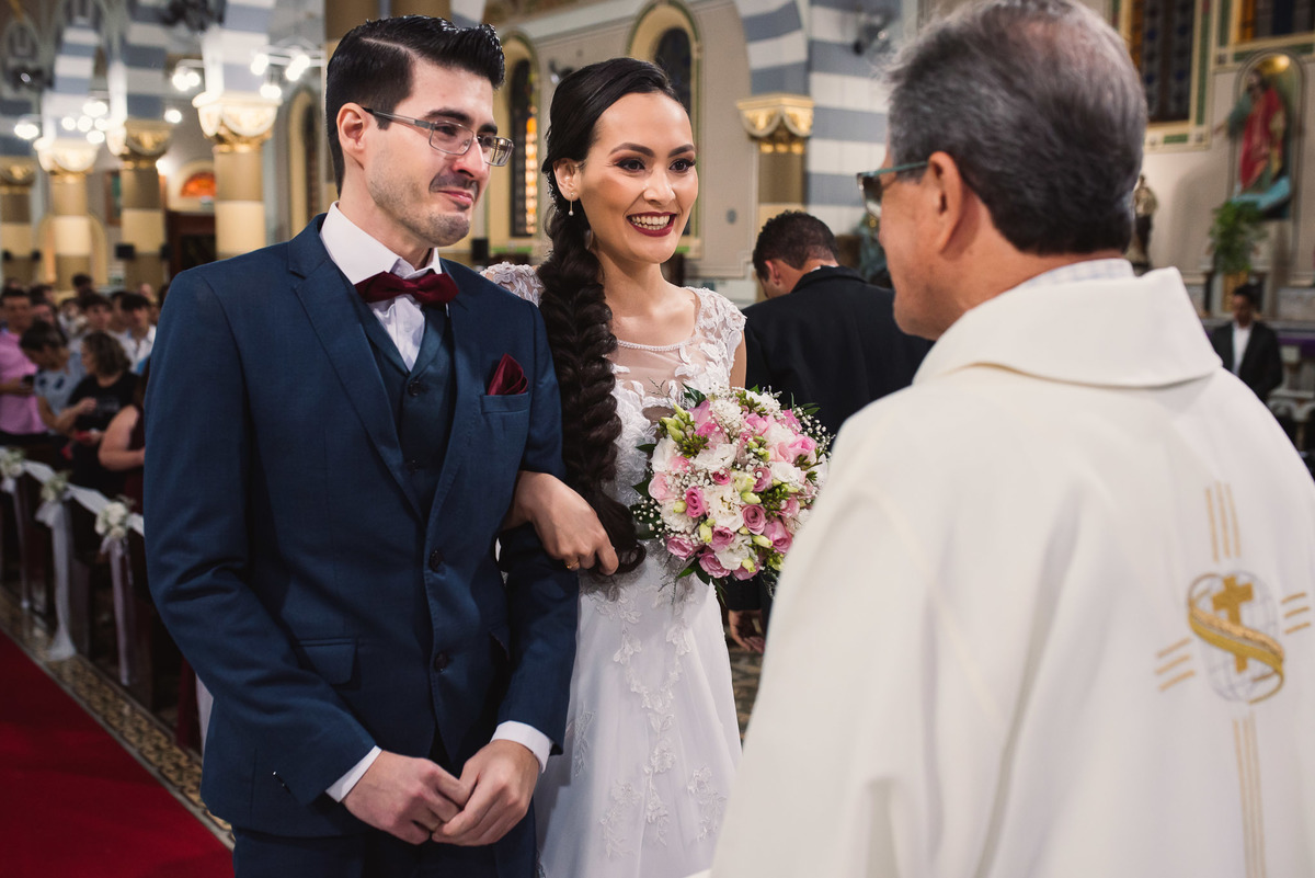 Cerimonia de casamento, igreja Paróquia Nossa Senhora da Conceição, Vestido da noiva, fotos de casamento, terno do noivo, fotografo de casamento. vestido de noiva.