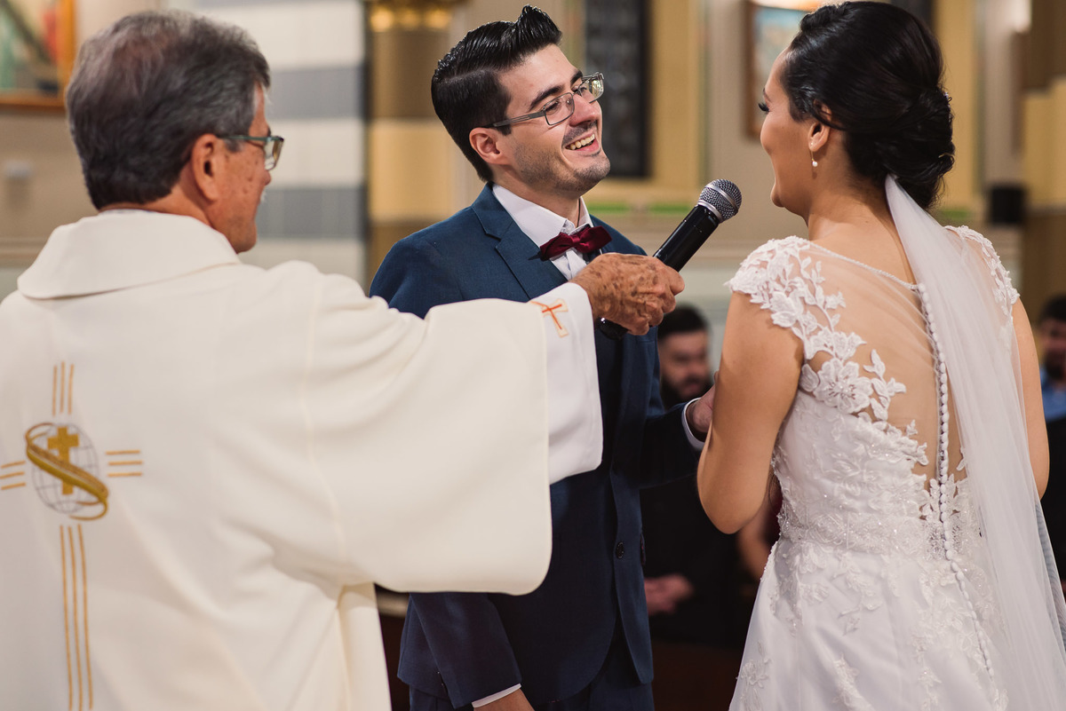 Cerimonia de casamento, igreja Paróquia Nossa Senhora da Conceição, Vestido da noiva, fotos de casamento, terno do noivo, fotografo de casamento. vestido de noiva.