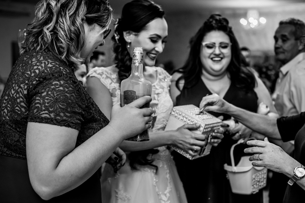 Casamento, casamento em são paulo, casamento em Jundiai, Vestido de noiva. terno do noivo. casamento na salão. fotos de casamento. Espaço real sedan ,sapatinho da noiva, gravada do noivo, gravata, sapatinho da noiva, sapatinho, festa de casamento animada