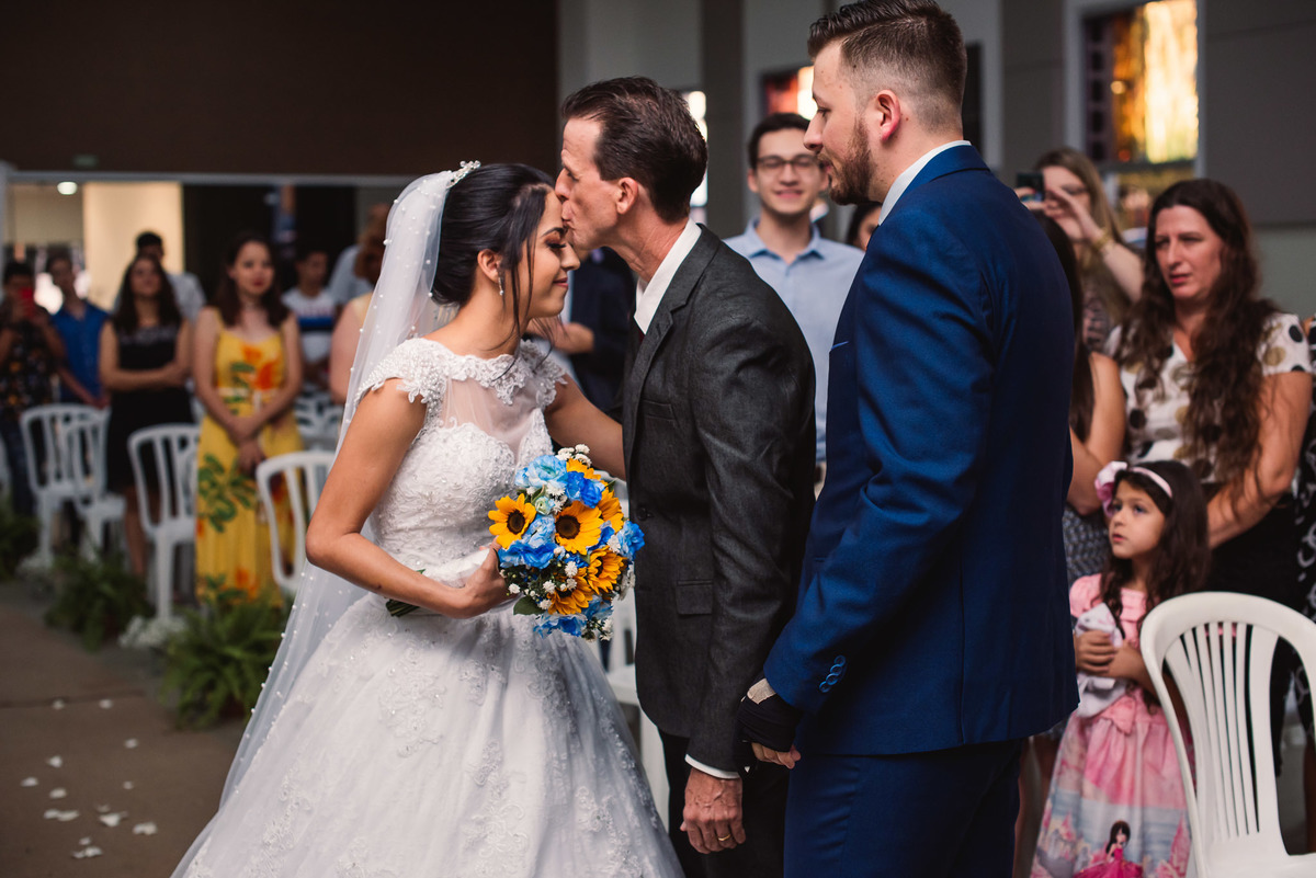 Cerimonia de casamento, igreja bola de neve, terno do noivo, fotos de casamento. decoração de casamento, vestido de noiva.
