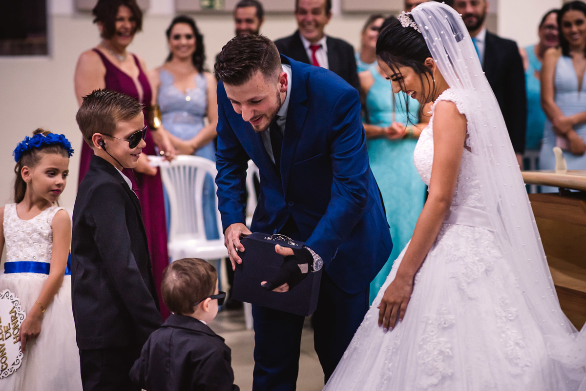 Cerimonia de casamento, igreja bola de neve, terno do noivo, fotos de casamento. decoração de casamento, vestido de noiva.