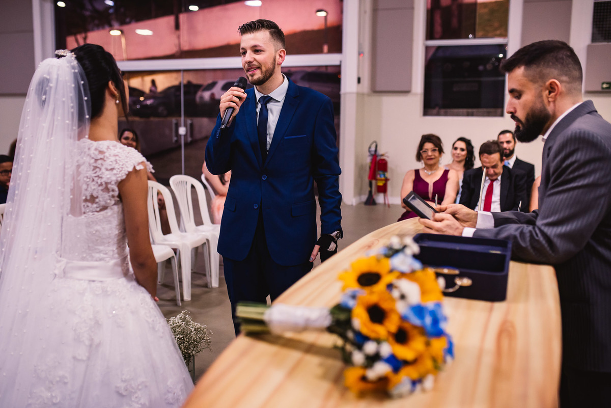 Cerimonia de casamento, igreja bola de neve, terno do noivo, fotos de casamento. decoração de casamento, vestido de noiva.
