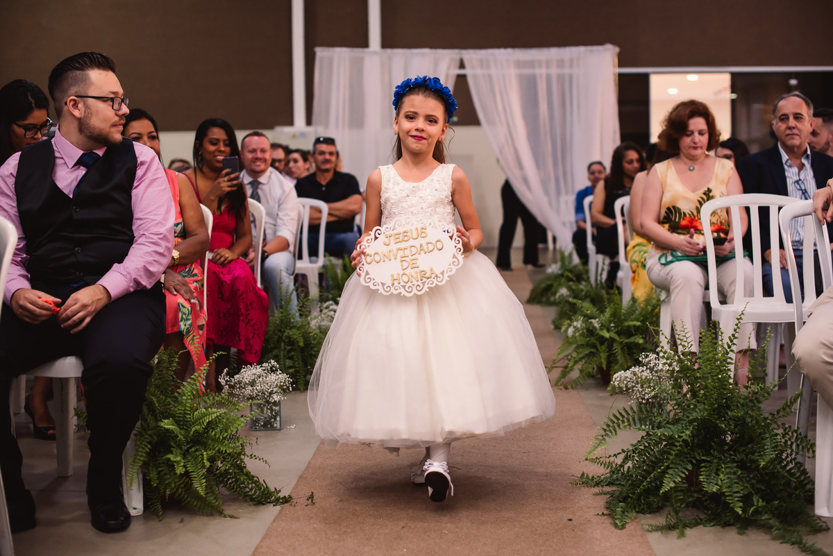 Cerimonia de casamento, igreja bola de neve, terno do noivo, noivinhas.