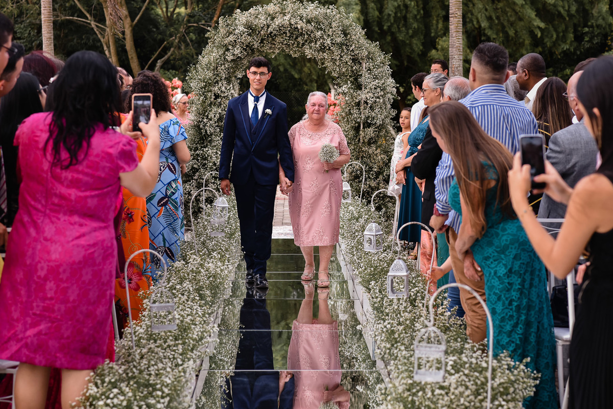 Cerimonia de casamento,noivinhos, Vestido da noiva, fotos de casamento, fotografo de casamento. fotos lagoa santa rita, entrada  do noivo, casamento. fotografia de casamento, passarela de espelho