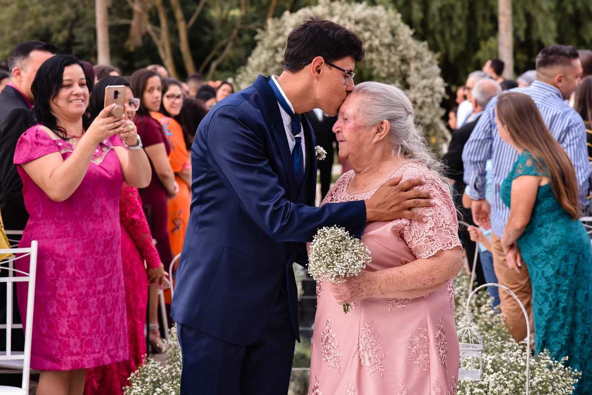 Cerimonia de casamento,noivinhos, Vestido da noiva, fotos de casamento, fotografo de casamento. fotos lagoa santa rita, entrada  do noivo, casamento. fotografia de casamento, passarela de espelho