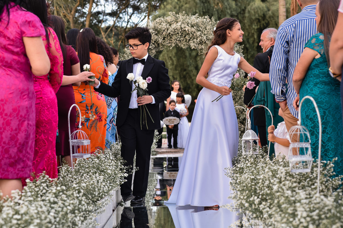 Cerimonia de casamento,noivinhos, Vestido da noiva, fotos de casamento, fotografo de casamento. fotos lagoa santa rita, entrada  do noivo, casamento. fotografia de casamento, passarela de espelho