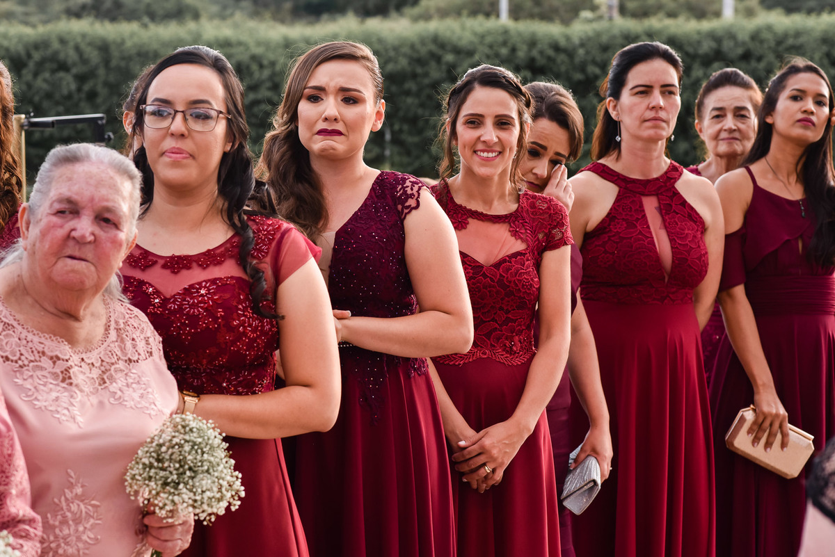 Cerimonia de casamento,noivinhos, Vestido da noiva, fotos de casamento, fotografo de casamento. fotos lagoa santa rita, entrada  do noivo, casamento. fotografia de casamento, passarela de espelho, madrinhas