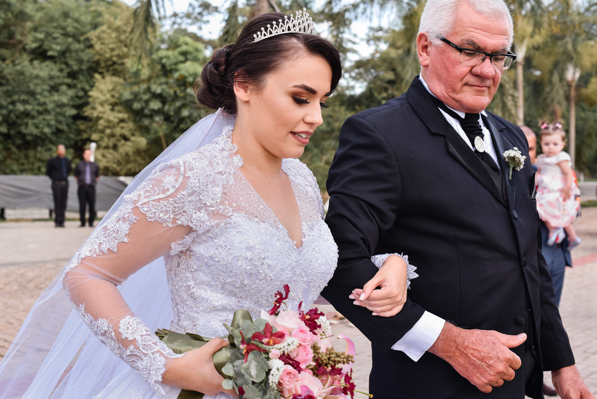 Cerimonia de casamento,noivinhos, Vestido da noiva, fotos de casamento, fotografo de casamento. fotos lagoa santa rita, entrada  do noivo, casamento. fotografia de casamento, passarela de espelho