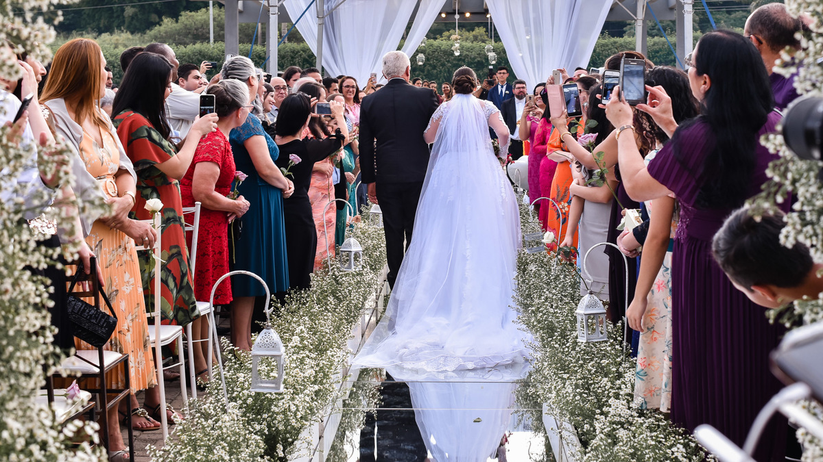 Cerimonia de casamento,noivinhos, Vestido da noiva, fotos de casamento, fotografo de casamento. fotos lagoa santa rita, entrada  do noivo, casamento. fotografia de casamento, passarela de espelho, arco de flor, decoração casamento
