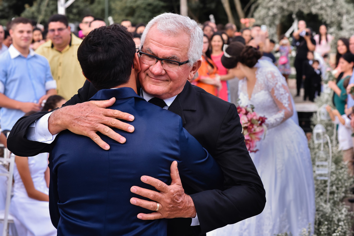Cerimonia de casamento,noivinhos, Vestido da noiva, fotos de casamento, fotografo de casamento. fotos lagoa santa rita, entrada  do noivo, casamento. fotografia de casamento, passarela de espelho, arco de flor, decoração casamento