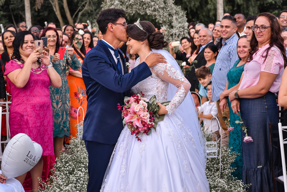 Cerimonia de casamento,noivinhos, Vestido da noiva, fotos de casamento, fotografo de casamento. fotos lagoa santa rita, entrada  do noivo, casamento. fotografia de casamento, passarela de espelho, arco de flor, decoração casamento