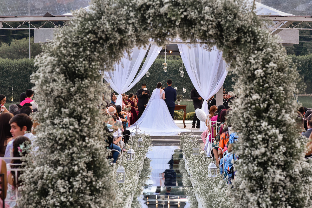 Cerimonia de casamento,noivinhos, Vestido da noiva, fotos de casamento, fotografo de casamento. fotos lagoa santa rita, entrada  do noivo, casamento. fotografia de casamento, passarela de espelho, arco de flor, decoração casamento