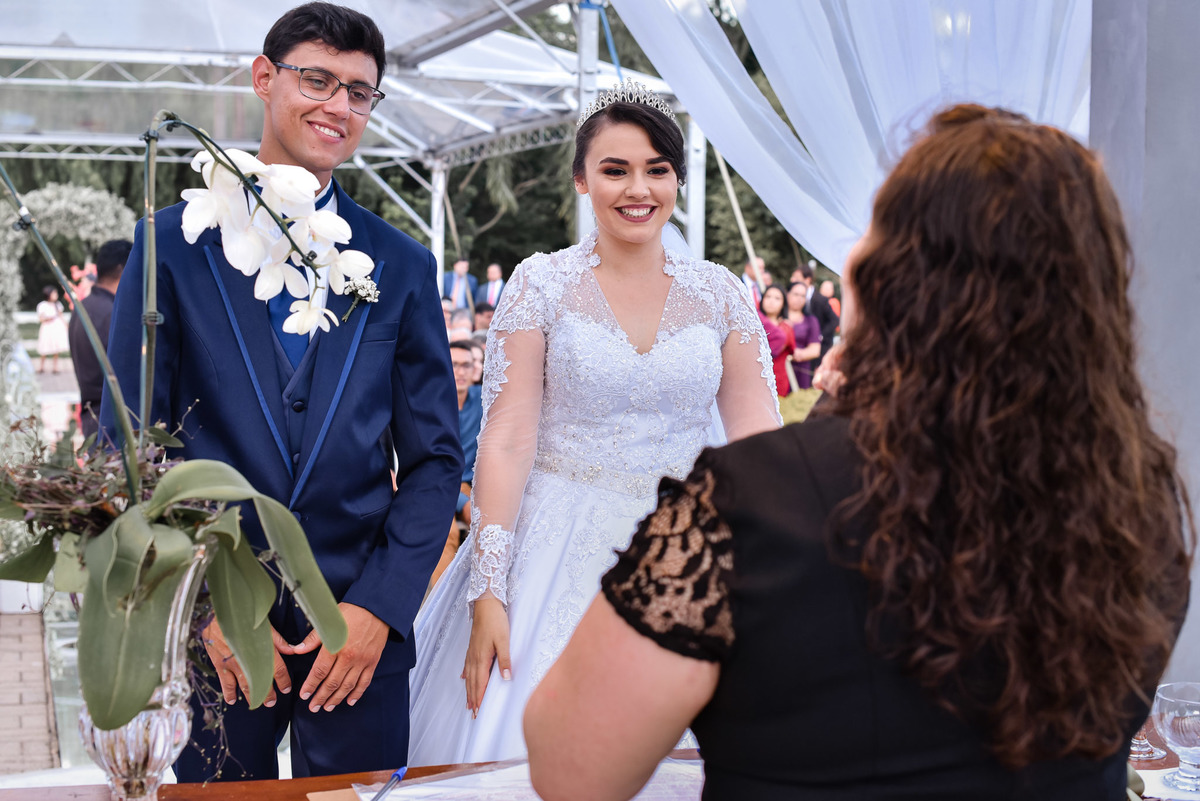 Cerimonia de casamento,noivinhos, Vestido da noiva, fotos de casamento, fotografo de casamento. fotos lagoa santa rita, entrada  do noivo, casamento. fotografia de casamento, passarela de espelho, arco de flor, decoração casamento
