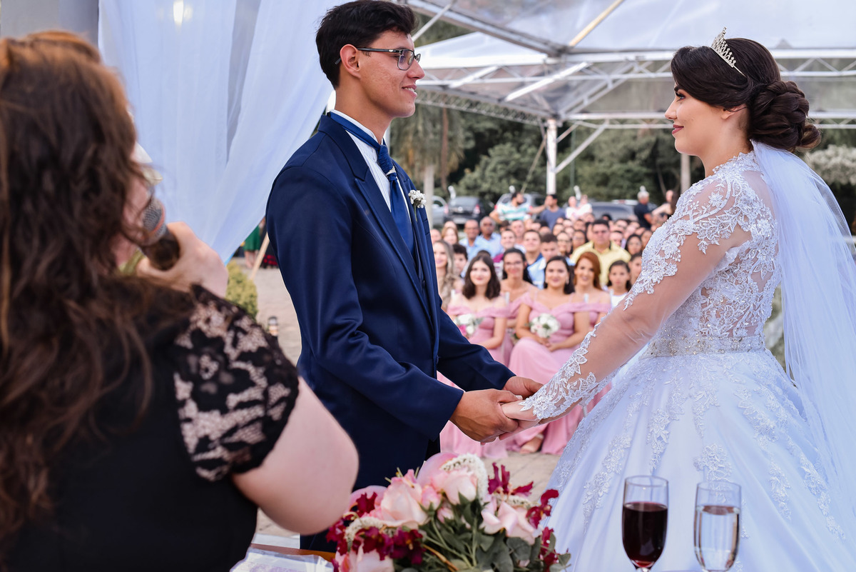 Cerimonia de casamento,noivinhos, Vestido da noiva, fotos de casamento, fotografo de casamento. fotos lagoa santa rita, entrada  do noivo, casamento. fotografia de casamento, passarela de espelho, arco de flor, decoração casamento