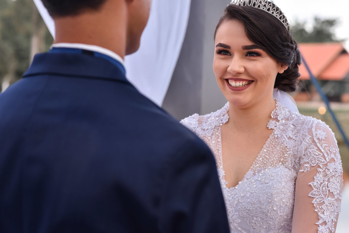Cerimonia de casamento,noivinhos, Vestido da noiva, fotos de casamento, fotografo de casamento. fotos lagoa santa rita, entrada  do noivo, casamento. fotografia de casamento, passarela de espelho, arco de flor, decoração casamento
