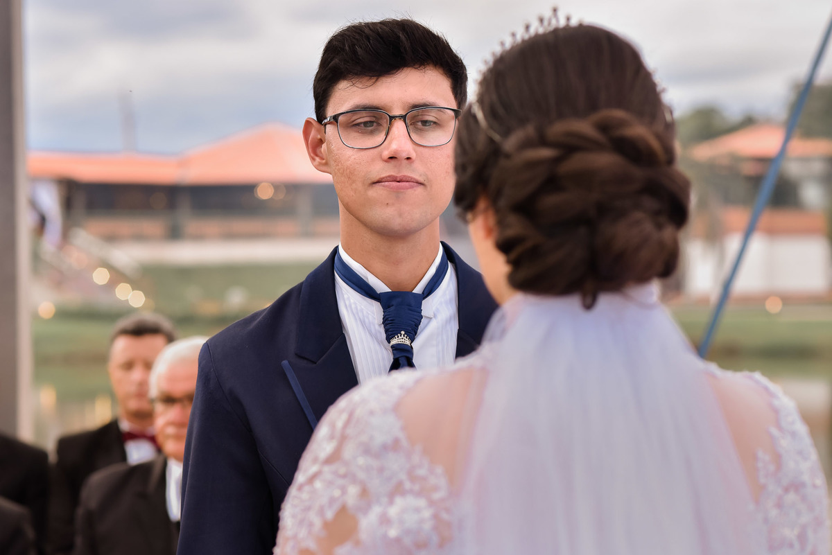 Cerimonia de casamento,noivinhos, Vestido da noiva, fotos de casamento, fotografo de casamento. fotos lagoa santa rita, entrada  do noivo, casamento. fotografia de casamento, passarela de espelho, arco de flor, decoração casamento
