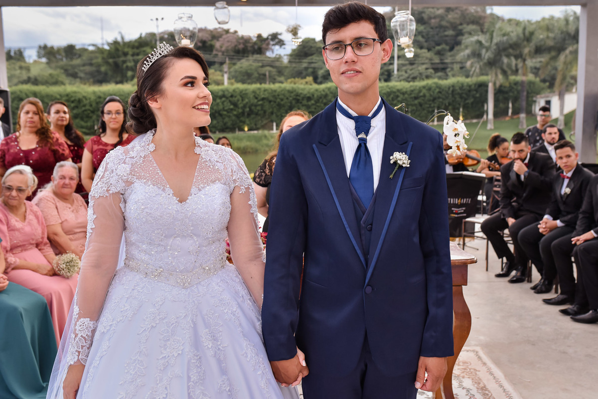 Cerimonia de casamento,noivinhos, Vestido da noiva, fotos de casamento, fotografo de casamento. fotos lagoa santa rita, entrada  do noivo, casamento. fotografia de casamento, passarela de espelho, arco de flor, decoração casamento