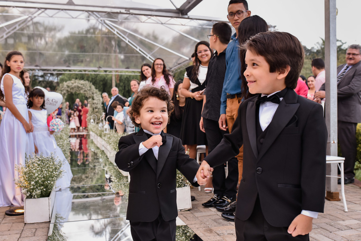 Cerimonia de casamento,noivinhos, Vestido da noiva, fotos de casamento, fotografo de casamento. fotos lagoa santa rita, entrada  do noivo, casamento. fotografia de casamento, passarela de espelho, arco de flor, decoração casamento