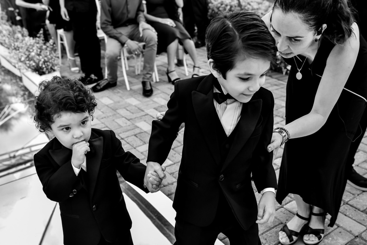 Cerimonia de casamento,noivinhos, Vestido da noiva, fotos de casamento, fotografo de casamento. fotos lagoa santa rita, entrada  do noivo, casamento. fotografia de casamento, passarela de espelho, arco de flor, decoração casamento