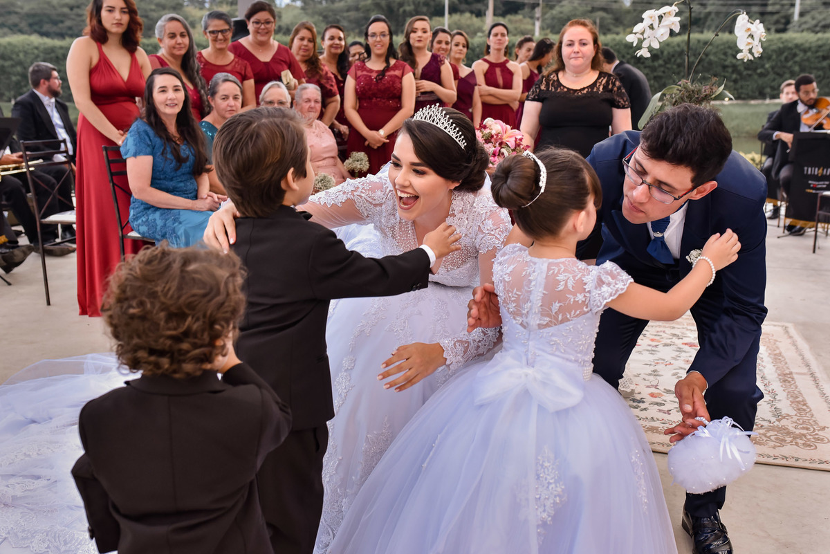 Cerimonia de casamento,noivinhos, Vestido da noiva, fotos de casamento, fotografo de casamento. fotos lagoa santa rita, entrada  do noivo, casamento. fotografia de casamento, passarela de espelho, arco de flor, decoração casamento