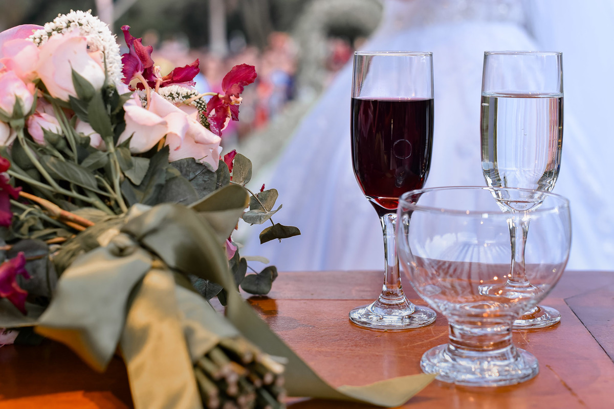 Cerimonia de casamento,noivinhos, Vestido da noiva, fotos de casamento, fotografo de casamento. fotos lagoa santa rita, entrada  do noivo, casamento. fotografia de casamento, água e vinho, cerimonia de casamento, ideais para cerimonia de casamento