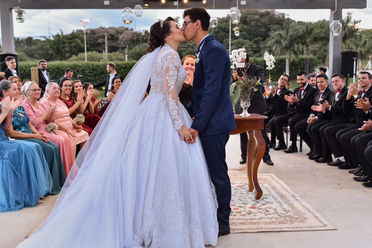 Cerimonia de casamento,noivinhos, Vestido da noiva, fotos de casamento, fotografo de casamento. fotos lagoa santa rita, entrada  do noivo, casamento. fotografia de casamento, beijo do casal