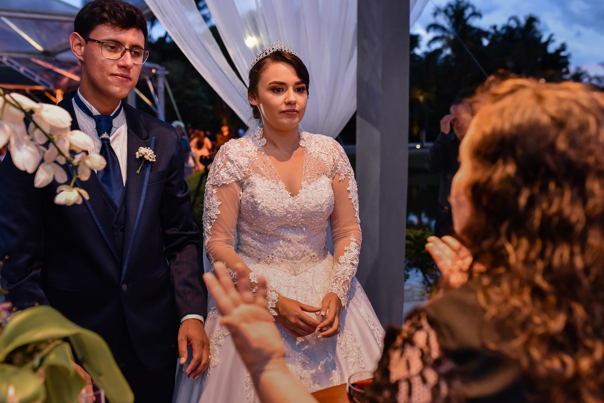 Cerimonia de casamento,noivinhos, Vestido da noiva, fotos de casamento, fotografo de casamento. fotos lagoa santa rita, entrada  do noivo, casamento. fotografia de casamento, água e vinho