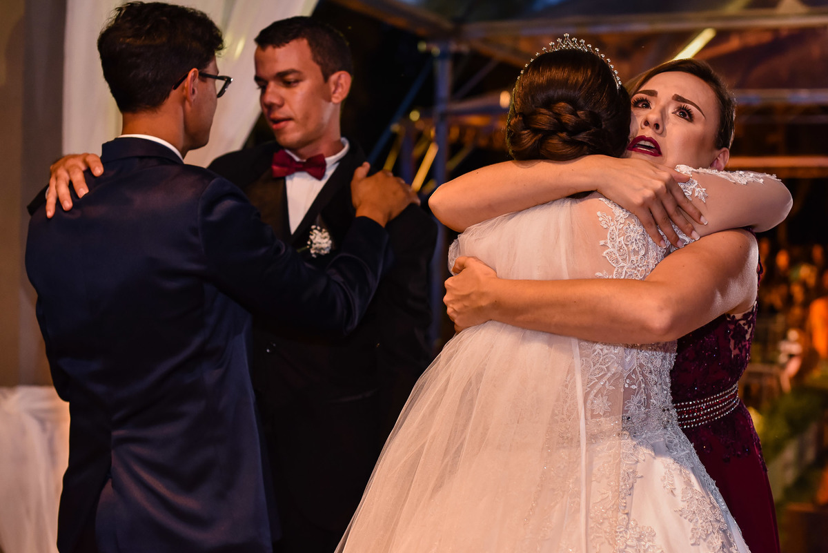 Cerimonia de casamento,noivinhos, Vestido da noiva, fotos de casamento, fotografo de casamento. fotos lagoa santa rita, entrada  do noivo, casamento. fotografia de casamento, fotografias com emoção