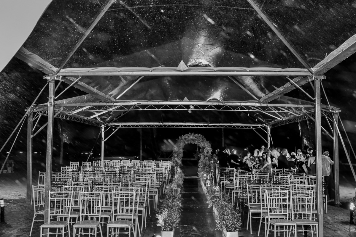 Cerimonia de casamento,noivinhos, Vestido da noiva, fotos de casamento, fotografo de casamento. fotos lagoa santa rita, entrada  do noivo, casamento. fotografia de casamento, fotografias com emoção, chuva em casamento