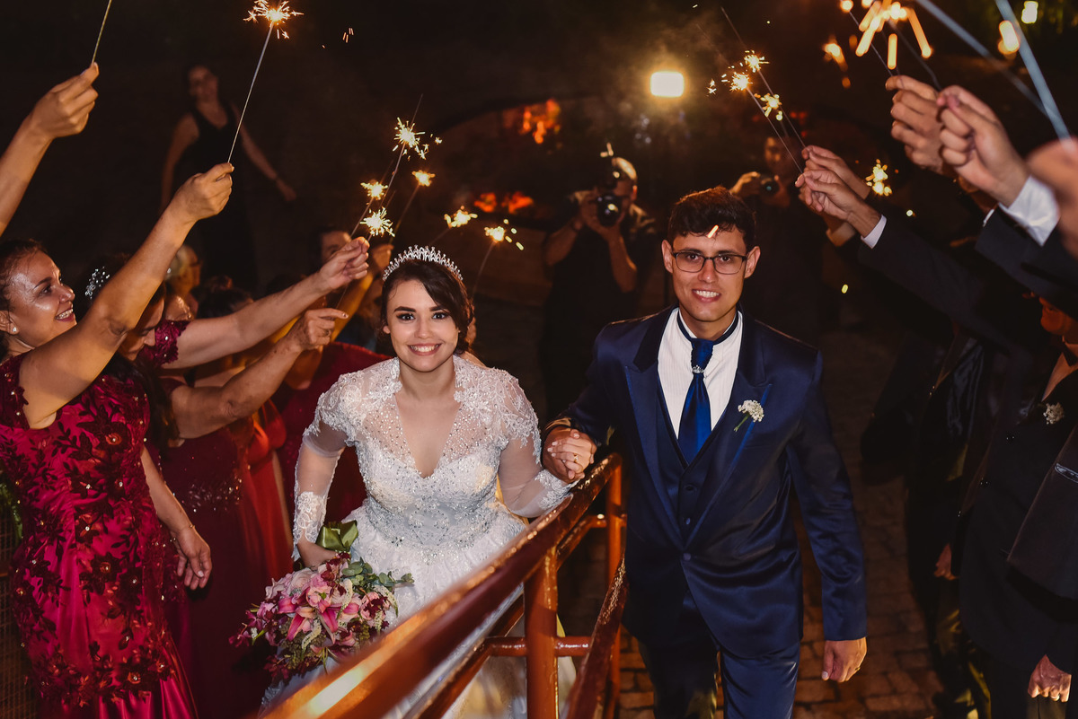 Cerimonia de casamento,noivinhos, Vestido da noiva, fotos de casamento, fotografo de casamento. fotos lagoa santa rita, entrada  do noivo, casamento. fotografia de casamento, fotografias com emoção, sparkles saída dos noivos