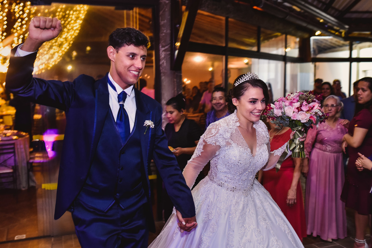 Cerimonia de casamento, Vestido da noiva, fotos de casamento, fotografo de casamento. lagoa santa rita, entrada  do noivo, casamento. noivos vinhedo, fotografias com emoção, entrada dos noivos, festa de casamento, casamento em Vinhedo, casamento Jundiaí