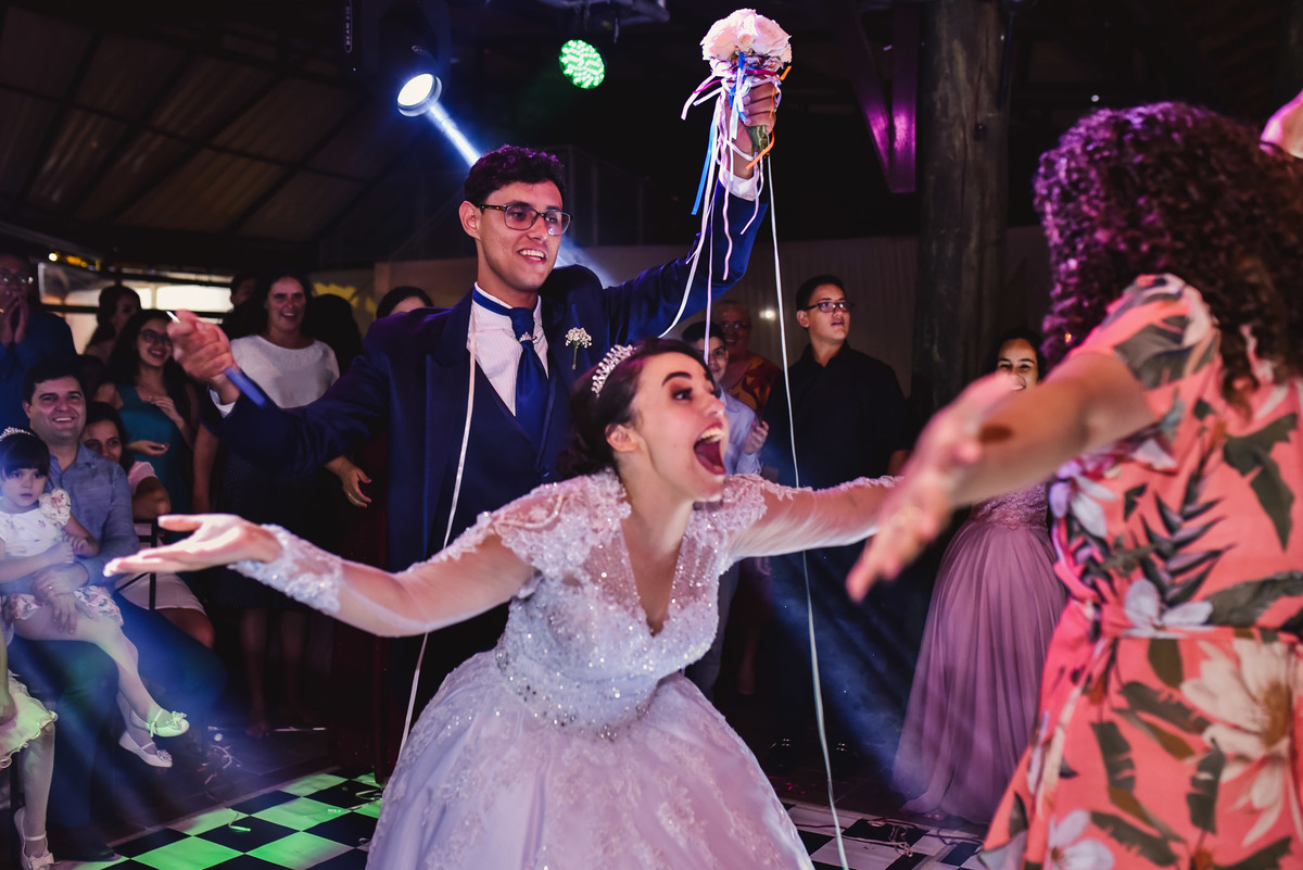 Cerimonia de casamento, Vestido da noiva, fotos de casamento, fotografo de casamento. lagoa santa rita, casamento. noivos vinhedo, fotografias com emoção, festa de casamento, casamento em Vinhedo, casamento Jundiaí, Buque, buque de fita