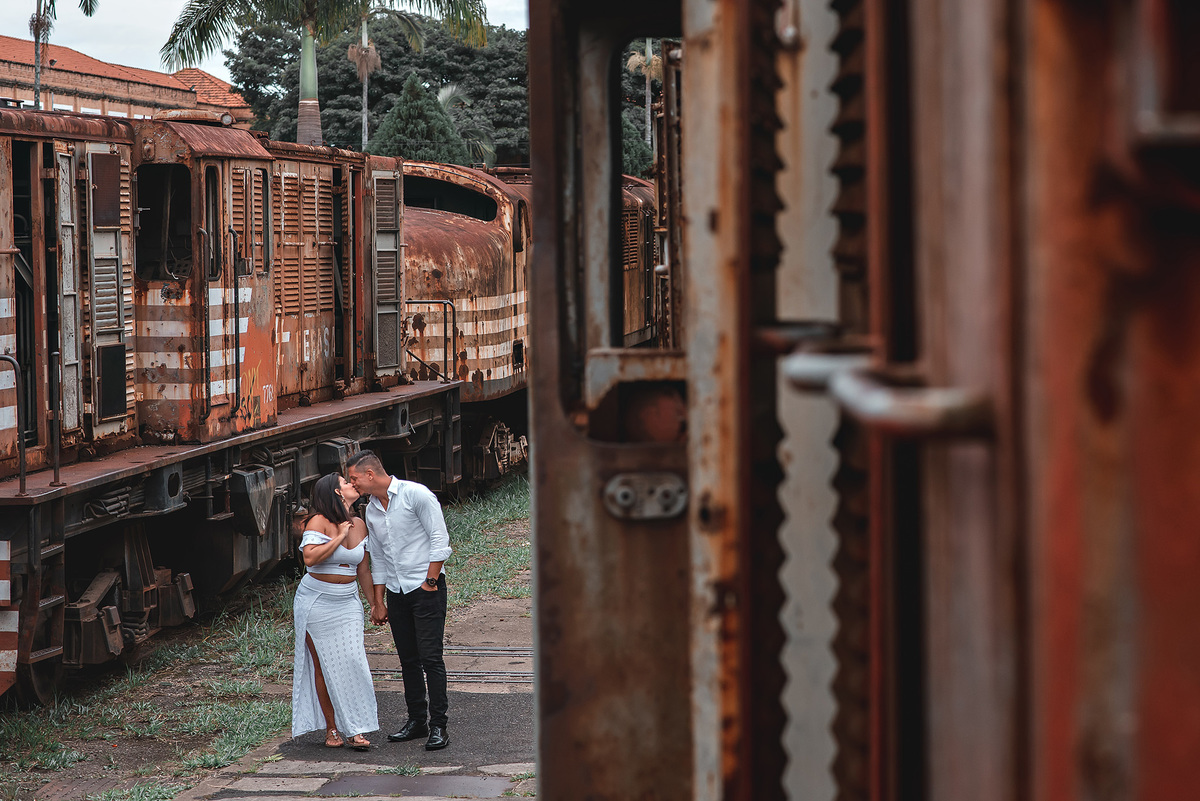 Ensaio Pre wedding no poupatempo jundiai, ensaio noivos, pre wedding Museu Ferroviário da Companhia Paulista. Ensaio no trem. Ferrovia. Pre wedding no trem. pre wedding rustico. Ensaio pre wedding familia, ensaio fotográfico familia