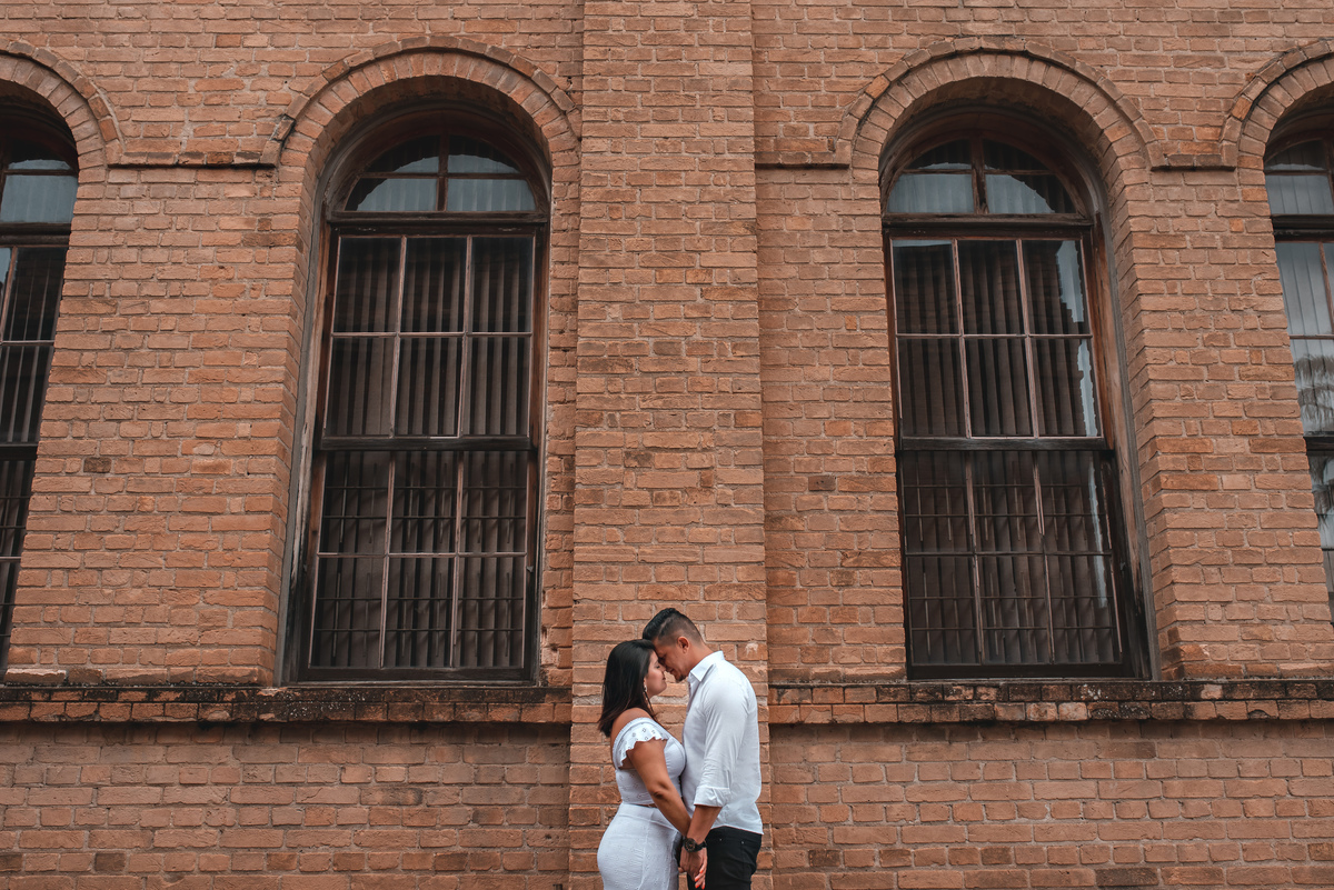 Ensaio Pre wedding no poupatempo jundiai, ensaio noivos, pre wedding Museu Ferroviário da Companhia Paulista. Ensaio no trem. Ferrovia. Pre wedding no trem. pre wedding rustico. Ensaio pre wedding familia, ensaio fotográfico familia