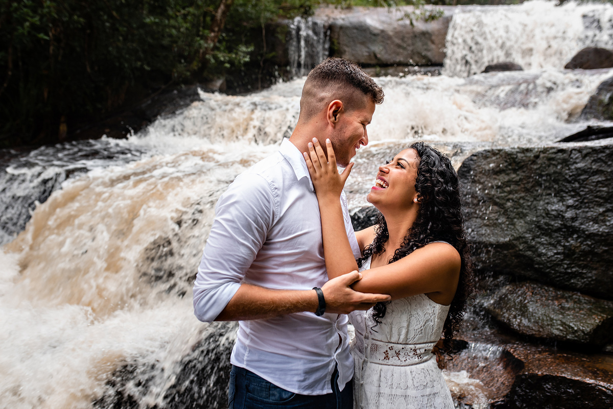 Ensaio Pre wedding na cachoeira, ensaio noivos, pre wedding cachoaira. Ensaio ao ar livre. Ensaio pre wedding, ensaio fotográfico, noivas Jundiaí, Noivas Itatiba, Fotografo jundiai, roupas ensaio pre wedding, lugares para fazer pre wedding