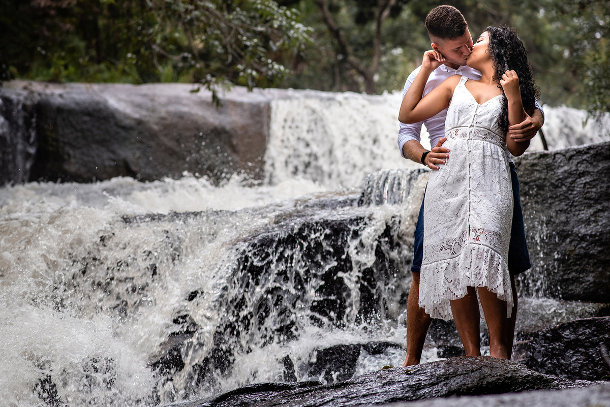 Ensaio Pre wedding na cachoeira, ensaio noivos, pre wedding cachoaira. Ensaio ao ar livre. Ensaio pre wedding, ensaio fotográfico, noivas Jundiaí, Noivas Itatiba, Fotografo jundiai, roupas ensaio pre wedding, lugares para fazer pre wedding