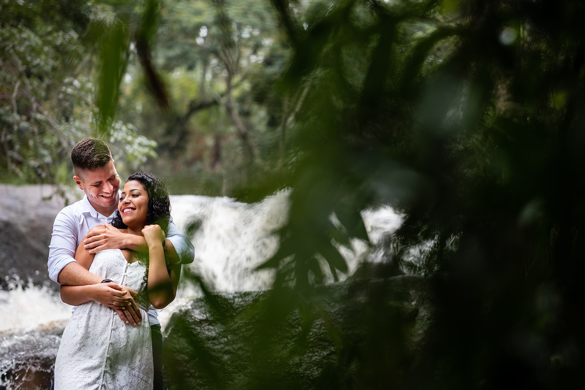 Ensaio Pre wedding na cachoeira, ensaio noivos, pre wedding cachoaira. Ensaio ao ar livre. Ensaio pre wedding, ensaio fotográfico, noivas Jundiaí, Noivas Itatiba, Fotografo jundiai, roupas ensaio pre wedding, lugares para fazer pre wedding