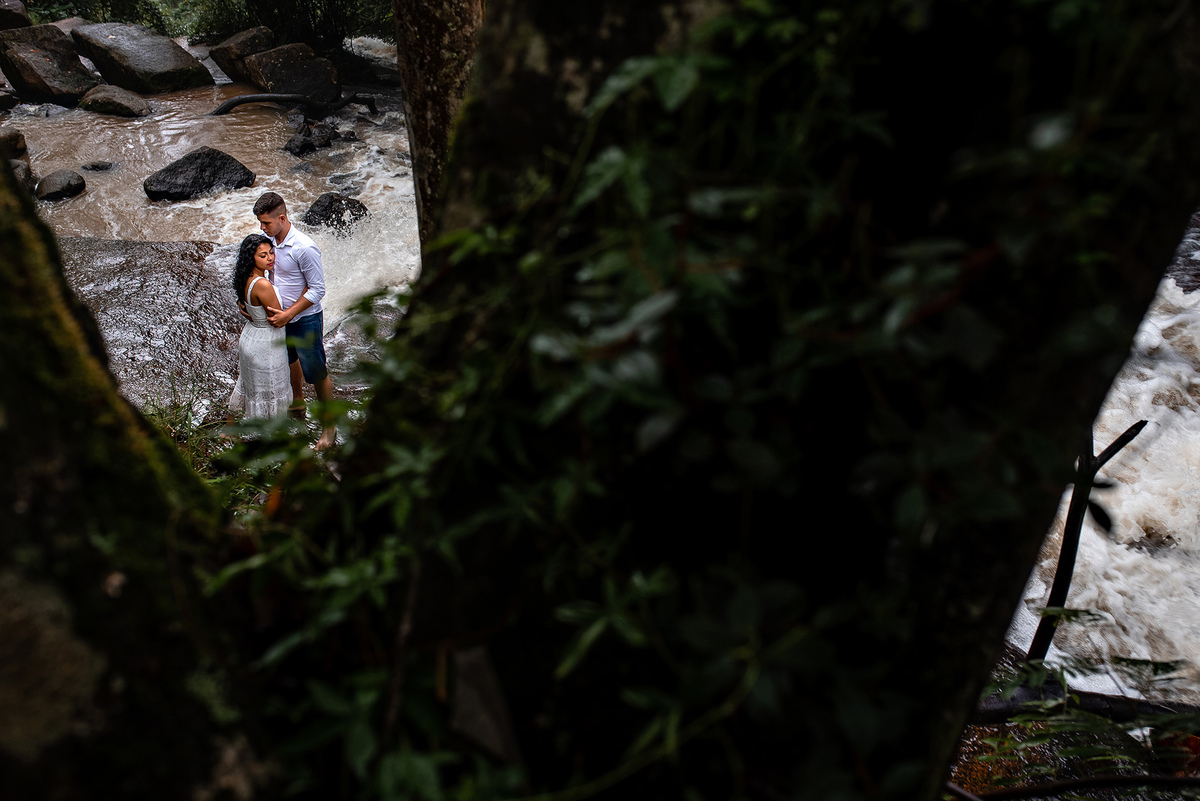 Ensaio Pre wedding na cachoeira, ensaio noivos, pre wedding cachoaira. Ensaio ao ar livre. Ensaio pre wedding, ensaio fotográfico, noivas Jundiaí, Noivas Itatiba, Fotografo jundiai, roupas ensaio pre wedding, lugares para fazer pre wedding