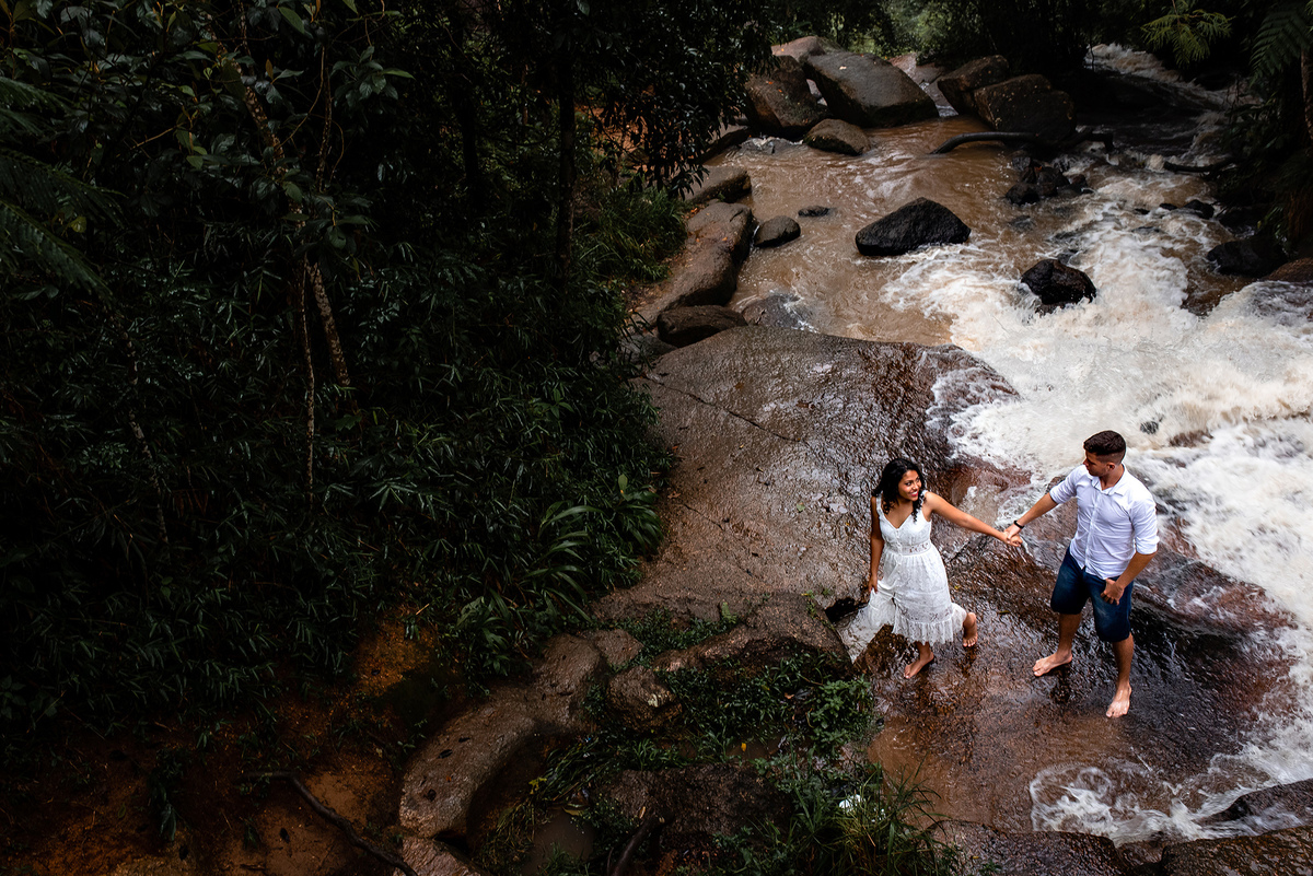 Ensaio Pre wedding na cachoeira, ensaio noivos, pre wedding cachoaira. Ensaio ao ar livre. Ensaio pre wedding, ensaio fotográfico, noivas Jundiaí, Noivas Itatiba, Fotografo jundiai, roupas ensaio pre wedding, lugares para fazer pre wedding